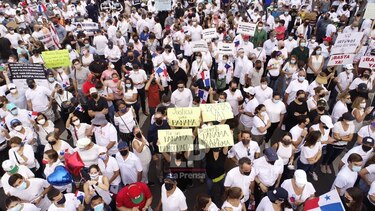 La ciudadanía protesta contra las reformas electorales introducidas en la Asamblea