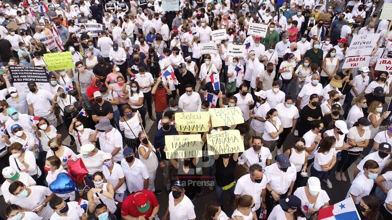 La ciudadanía protesta contra las reformas electorales introducidas en la Asamblea