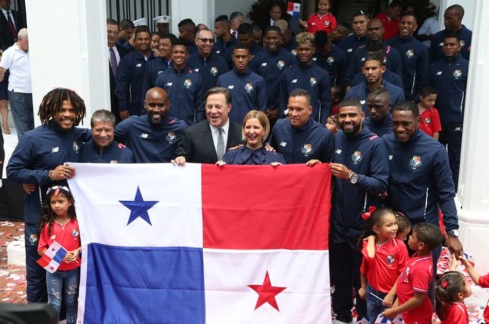 La selección de fútbol de Panamá recibe la bandera nacional