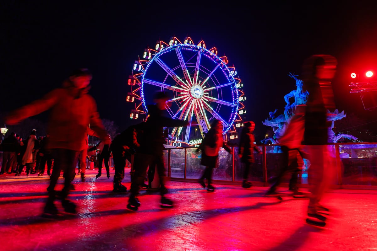 Los visitantes patinan sobre una pista de hielo en el mercado navideño 'Berliner Weihnachtszeit' frente a una noria en Berlín, Alemania. EFE
