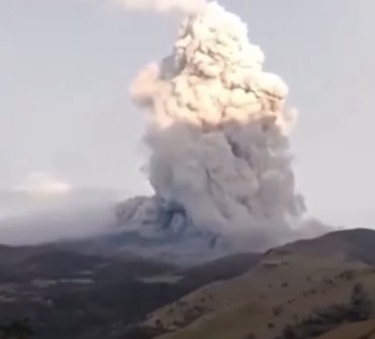 Volcán Puracé emite ceniza y gases en suroeste de Colombia y afecta aeropuerto de Popayán