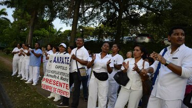 Técnicos de enfermería cumplen ocho días en paro