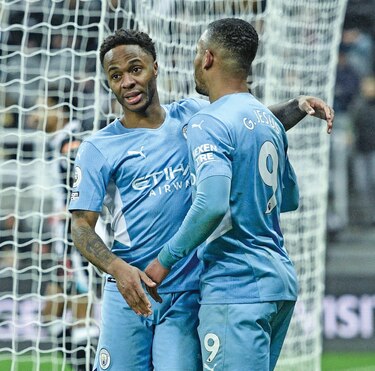 Manchester City golea y consolida su liderato
