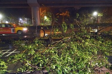 El tifón 'Dujuan' toca tierra en Taiwan