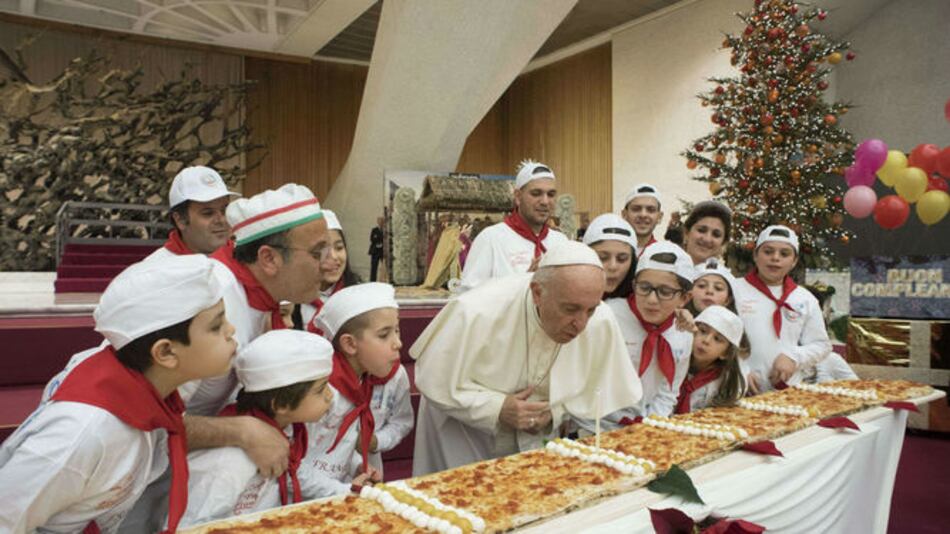El papa Francisco celebra su cumpleaños con pizza