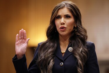 El Senado de Estados Unidos confirma a Kristi Noem como nueva secretaria de Seguridad Nacional