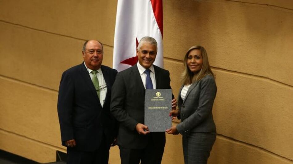Asamblea ratifica a Jorge González en la directiva de la ACP en medio de recriminaciones