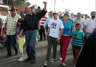 Arias se promocionó en desfile de globos organizado por la Alcaldía