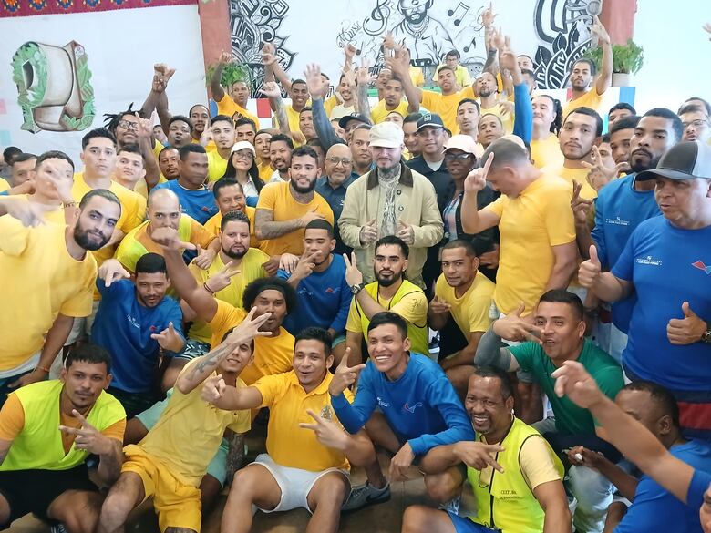 Farruko visita La Nueva Joya y canta con reclusos en Panamá