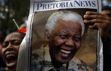 Cadáver de Mandela trasladado a edificio presidencial para homenaje final