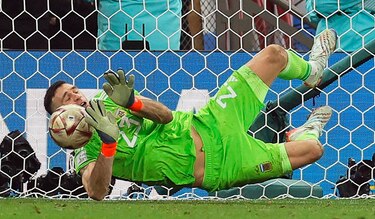 El ‘Dibu’ Martínez da un manotazo a una cámara tras derrota de Argentina ante Colombia