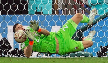 El ‘Dibu’ Martínez da un manotazo a una cámara tras derrota de Argentina ante Colombia