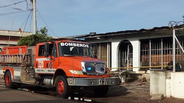 Investigan causas de incendio en local comercial de Aguadulce