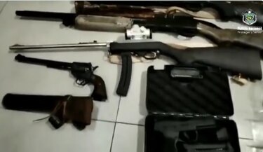 Arrestan a hombre que mantenía en su casa 15 armas y 1,417 municiones en Parque Lefevre