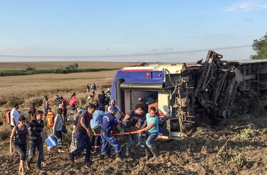 Al menos 10 muertos y 73 heridos por descarrilamiento de tren en Turquía