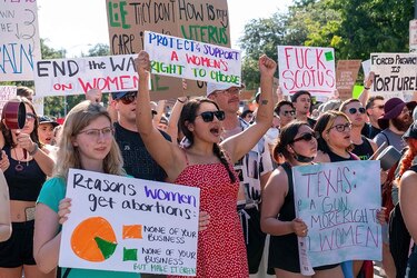 Más de 30 senadores demócratas piden a Biden proteger el acceso al aborto en Estados Unidos