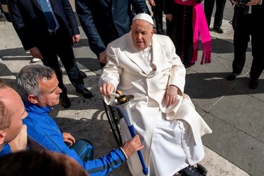 El papa enciende la antorcha que da inicio a una “carrera de la paz” por Europa