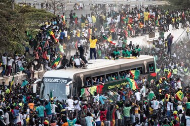 Una marea humana recibe en Senegal a los campeones de la Copa de África de Naciones