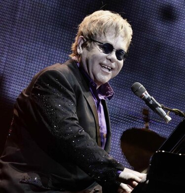 Elton John llegó en la madrugada