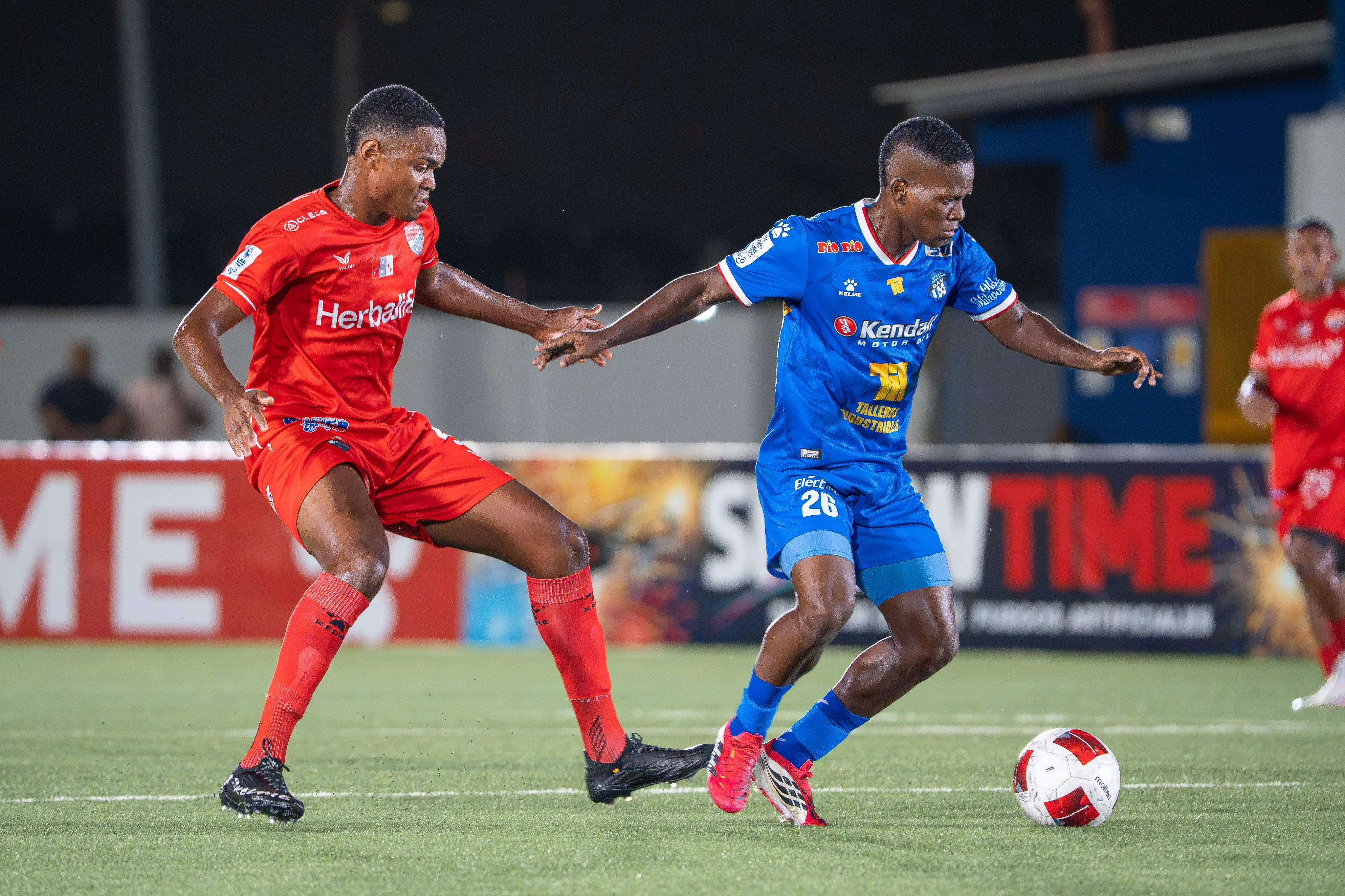 Árabe Unido se consolida con goles y solidez defensiva