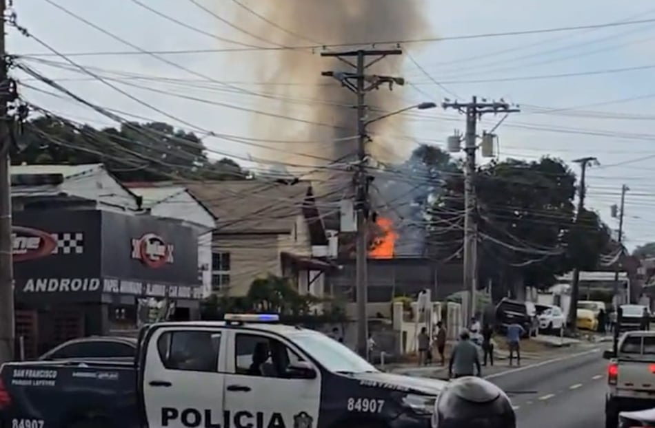 Una persona es rescatada en incendio en calle 17 de Río Abajo