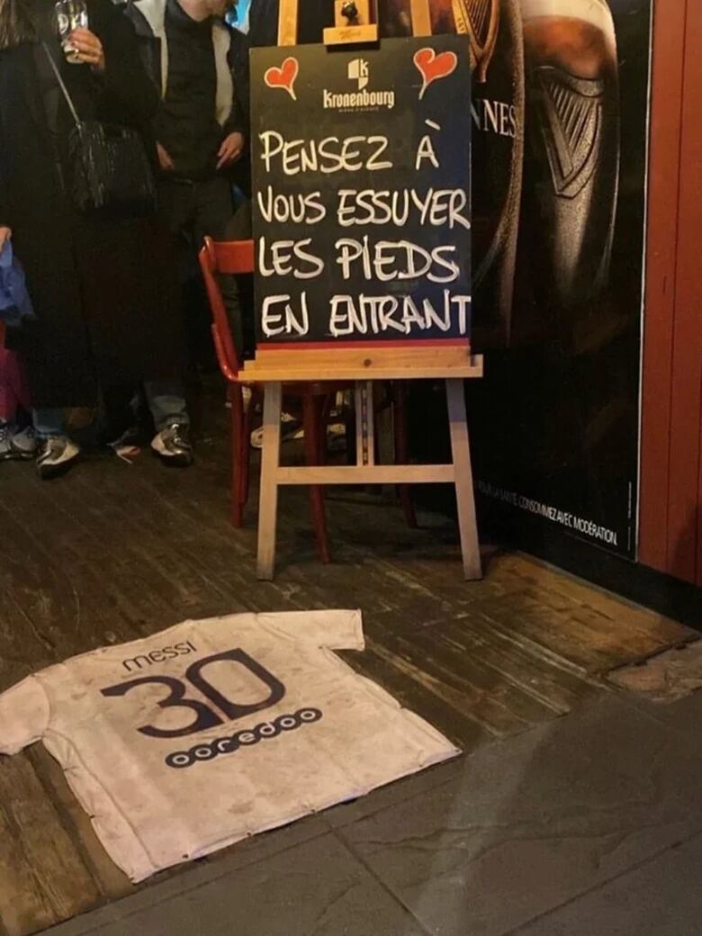 Restaurante en París usa la camiseta del PSG de Messi como alfombra