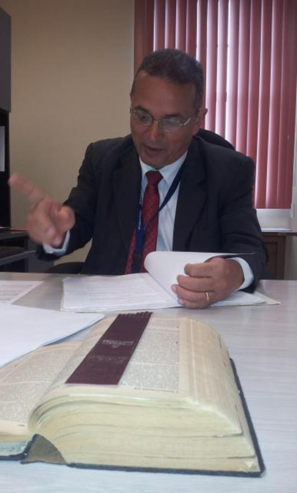 Fiscal Martínez asegura que investiga apegado a la ley y que no es corrupto