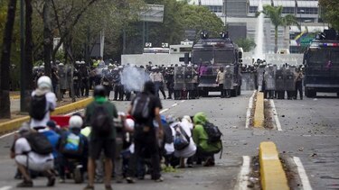 Venezuela autoriza a sus militares a utilizar armas de fuego en protestas, si están en riesgo mortal