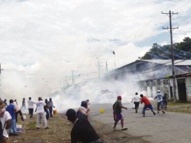 Policía reprime a obreros