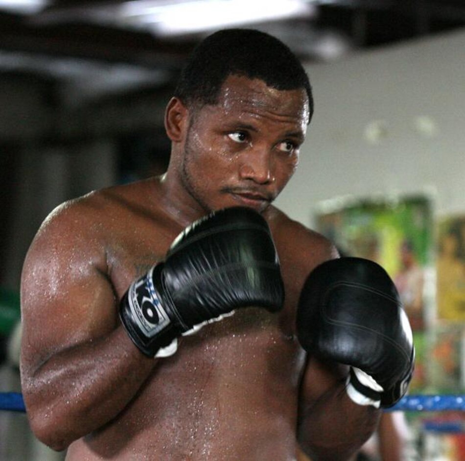 El 'Loco' Mosquera gana su pelea ante Cosme Rivera