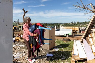 La ciudad destruida por un tornado en Brasil comienza a levantarse