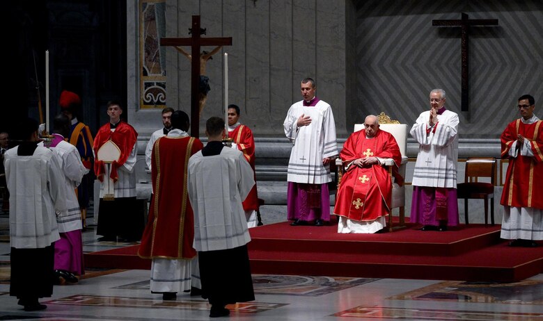 El papa Francisco preside en silencio una Pasión de Cristo con evocación de los males modernos