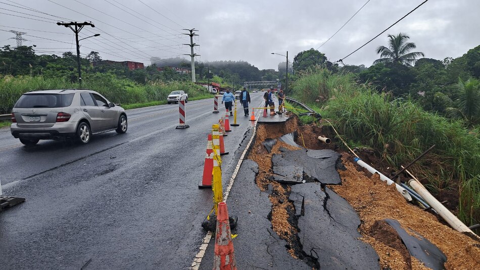 Se hunde parte de la vía Transístmica en Colón