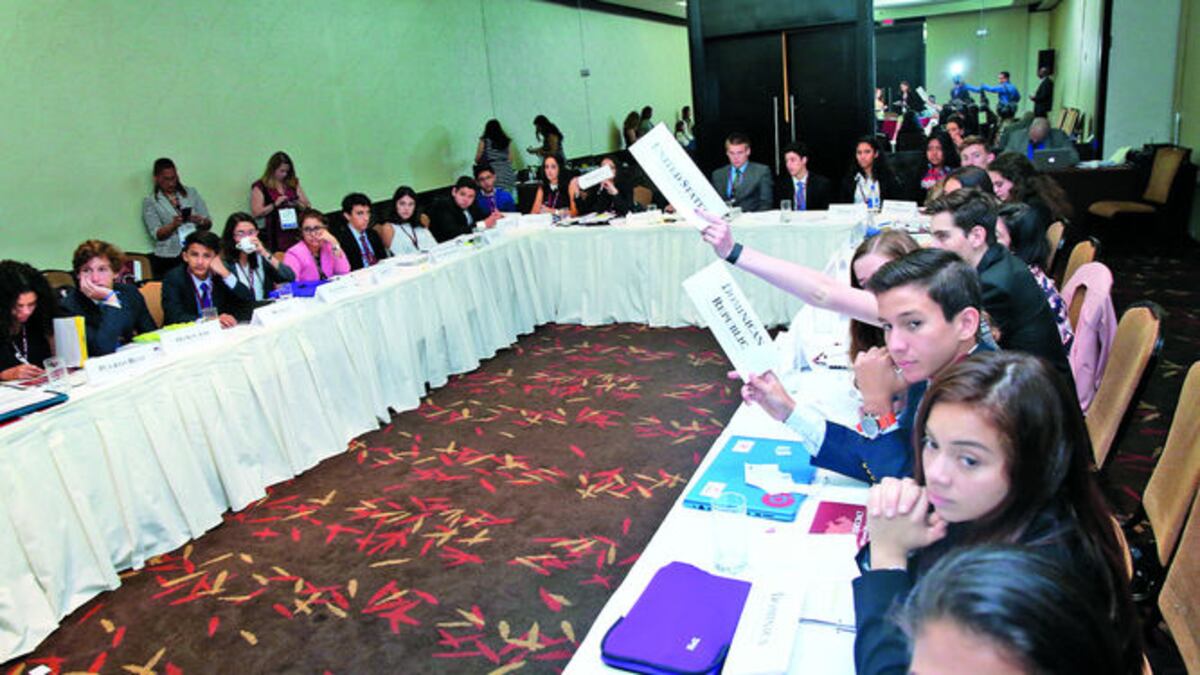 Participantes durante el debate cuyo tema a desarrollar fue el acceso a tratamientos del VIH.