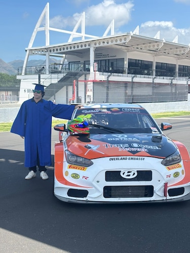 Diploma en mano y directo a la pista: Sebastián Guerra corre el mismo día de su graduación