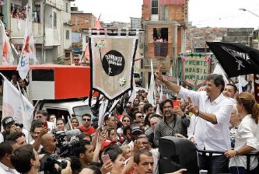 Brasil: en la favela o en internet, los candidatos juegan sus últimas cartas