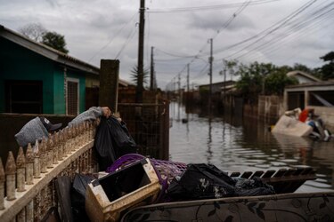 Porto Alegre cumple un mes inundada mientras retira miles de toneladas de basura