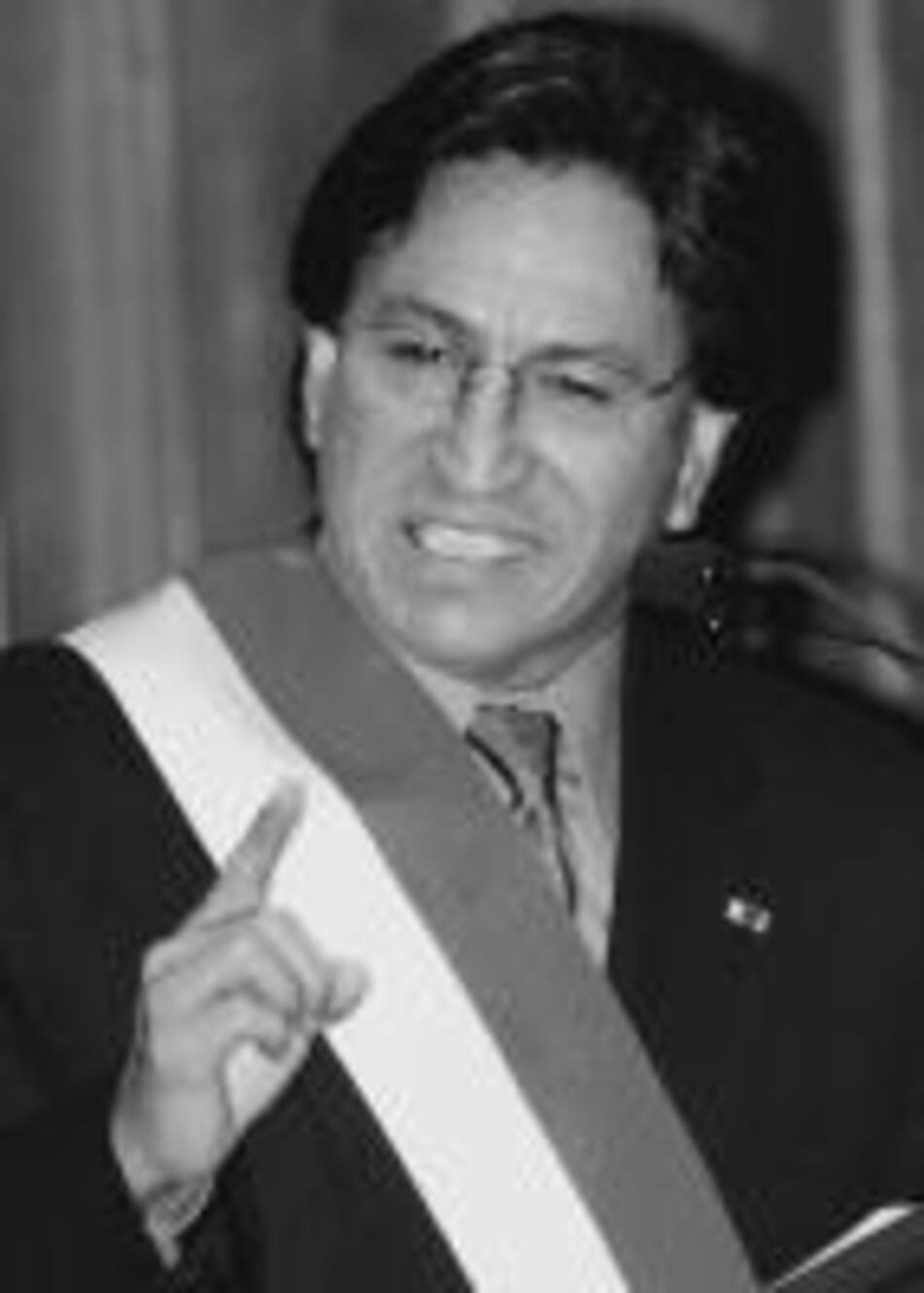 Reducen sueldos de presidente y de los ministros en Perú