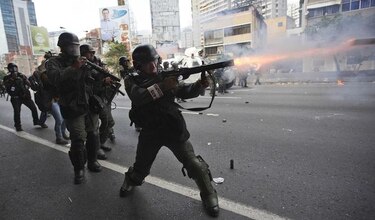 Gas, perdigones y un muro para detener a la oposición venezolana