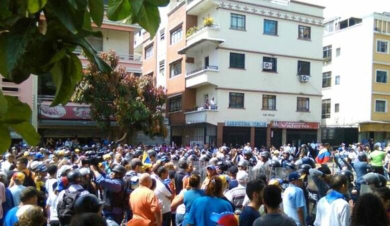 Sigue apagón en varios estados venezolanos; reprimen a opositores en Caracas