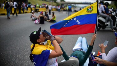 Con la bandera en una mano y un rosario en la otra, también se protesta
