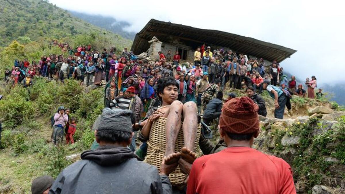 Policía interviene para contener la ira de sobrevivientes del sismo en Nepal