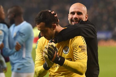 Claudio Bravo mete al Manchester City en semifinales