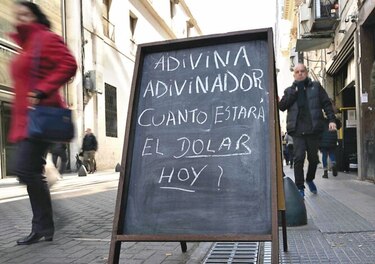 Argentina fija piso del peso vendiendo dólares
