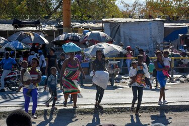 Centenares de desplazados haitianos huyen de la guerra entre bandas
