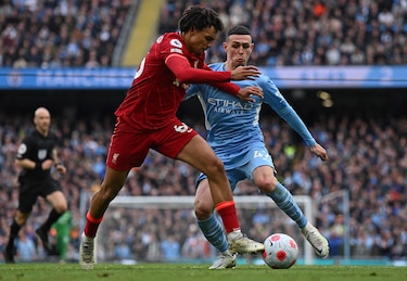 Manchester City mantiene el liderato en la Premier League al empatar 2-2 con Liverpool
