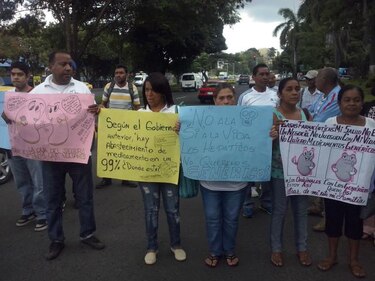 Protesta en la vía Transístmica ante la falta de medicamento en el Seguro Social
