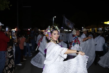 La pollera blanca se luce en desfile de la Feria Internacional de David