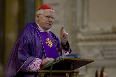 Los cardenales rezan antes del cónclave en el que elegirán al Papa