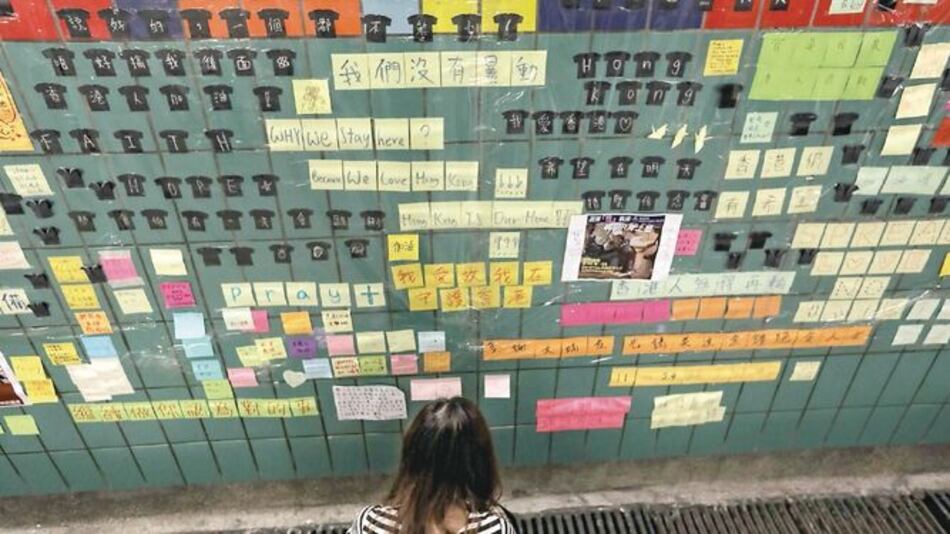 Los ‘muros de Lennon’ con mensajes contra el gobierno florecen en Hong Kong